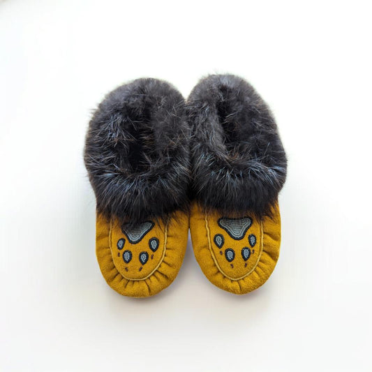 Men's wolf paw moosehide moccasins with beaver fur